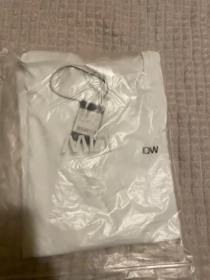 Vit t-shirt från ICANIWILL - Snygg vit t-shirt från ICANIWILL med diskret logga på bröstet. Klassisk rund hals och korta ärmar. Tillverkad i mjukt material som passar perfekt till en aktiv livsstil eller chill vardagsstil.