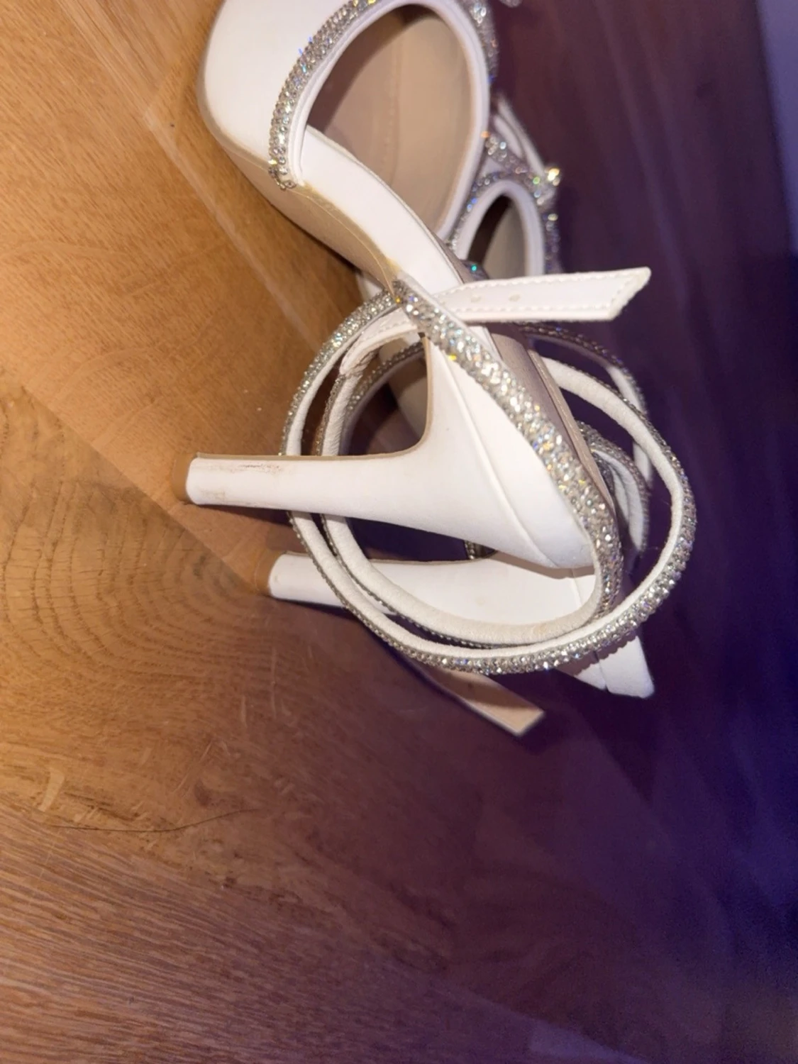 Vita pumps med glitterdetaljer och rosett - 1