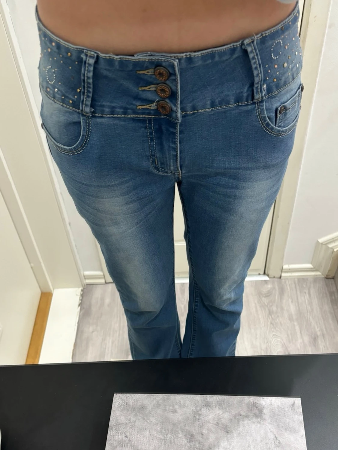 Blå bootcut jeans med nitar