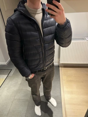 Herno jacka | S  - Blå jacka från Herno | fint skick, inga defekter | jackan är i storlek 48 vilket motsvarar S | har du frågor tveka då inte på att höra av dig 