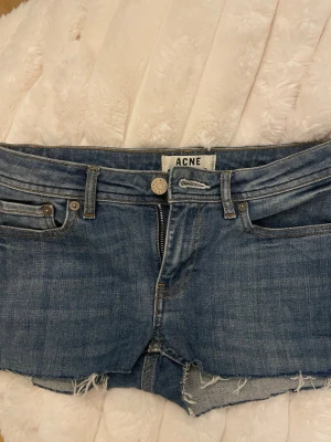 Blå jeansshorts från Acne Studios - Säljer ett par klassiska blå jeansshorts från Acne Studios. Dom är korta och perfekta till sommaren 