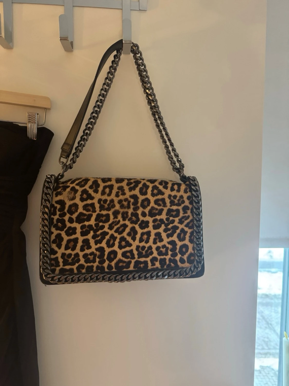 Leopardmönstrad axelväska med kedja - 3