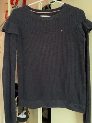 Stickad mörkblå tröja från tommy Hilfiger - Jätte snygg mörkblå tröja från tommy hilfiger, våga sätta prisförslag och skriv om du har frågor eller vill ha mer bilder!