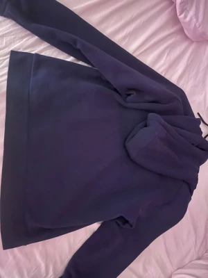 Mörkblå Emporio Armani hoodie - Mörkblå Armani Hoodie nästan aldrig använd lite längre vid halsen väldigt bra skick pris kan diskuteras 