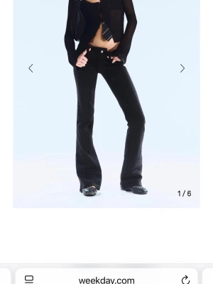 Cheap Monday jeans  - Säljer ett par svarta low waist jeans från Cheap Monday med bootcut passform. Jeansen har klassisk femficksdesign och är tillverkade i bomull med en liten stretch. Perfekta för en trendig och avslappnad look.