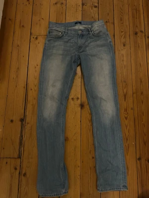 Ljusblå jeans från Gant - Snygga ljusblå jeans från Gant med klassisk femficksdesign och raka ben. Jeansen har en normal passform och är tillverkade i mjukt denimtyg av bomull. Perfekta för en avslappnad och stilren look.