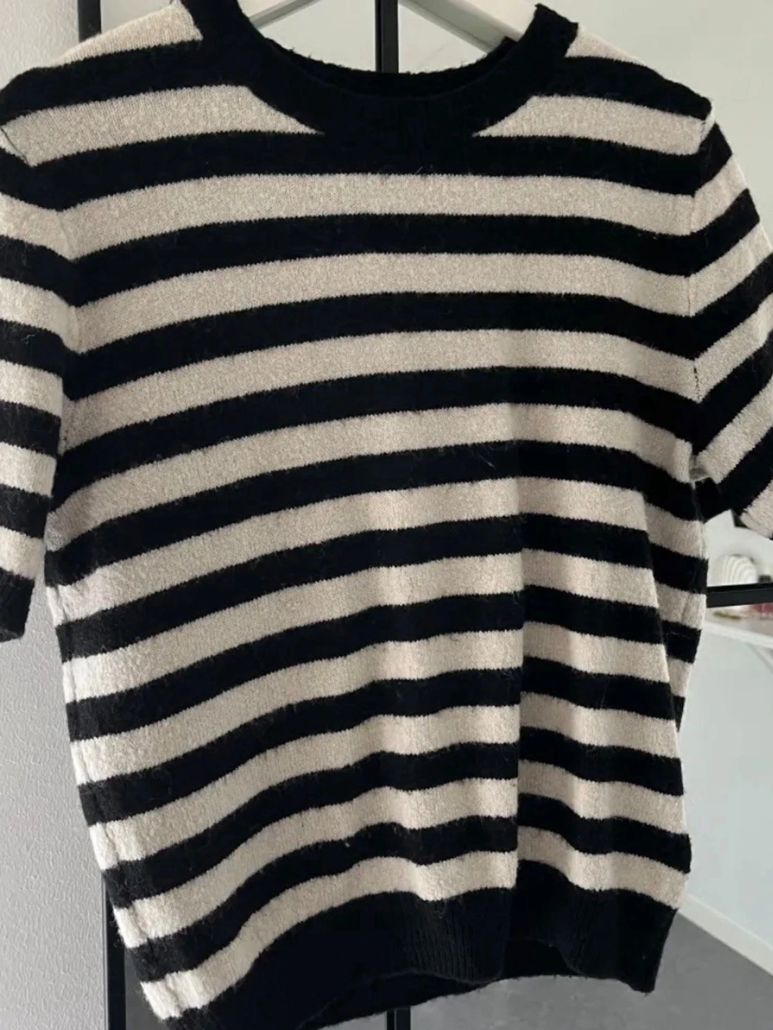 Randig svartvit topp med kort ärm - 1