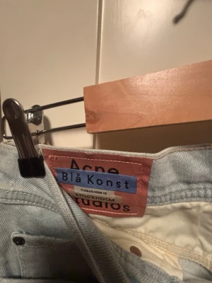 Ljusblå Acne Studios Blå Konst jeans - Säljer ett par ljusblå Acne Studios Blå Konst jeans med klassisk femficksmodell och raka ben. Jeansen har en snygg, minimalistisk look och är tillverkade i bomull. Perfekta för dig som gillar stilrena och trendiga jeans.