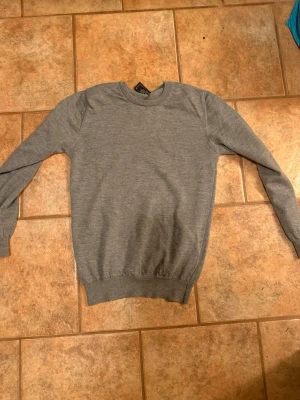 Grå stickad tröja 100% merinoull  - Säljer denna tröja ifrån Sir swedan för den e för liten, den e stolek S men liten i stolken, 300kr ej fast i sten 🪨, skriv för frågor !