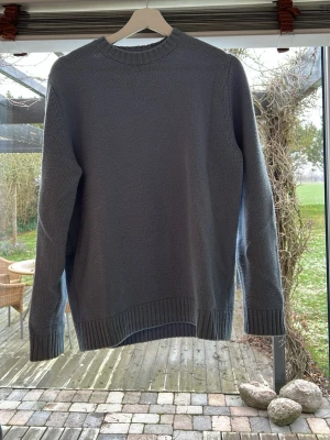 Stickad tröja Zara - Säljer en ljusblå stickad tröja från Zara. Tröjan är sparsamt använd och är i bra skick. Hör av er vid eventuella frågor.