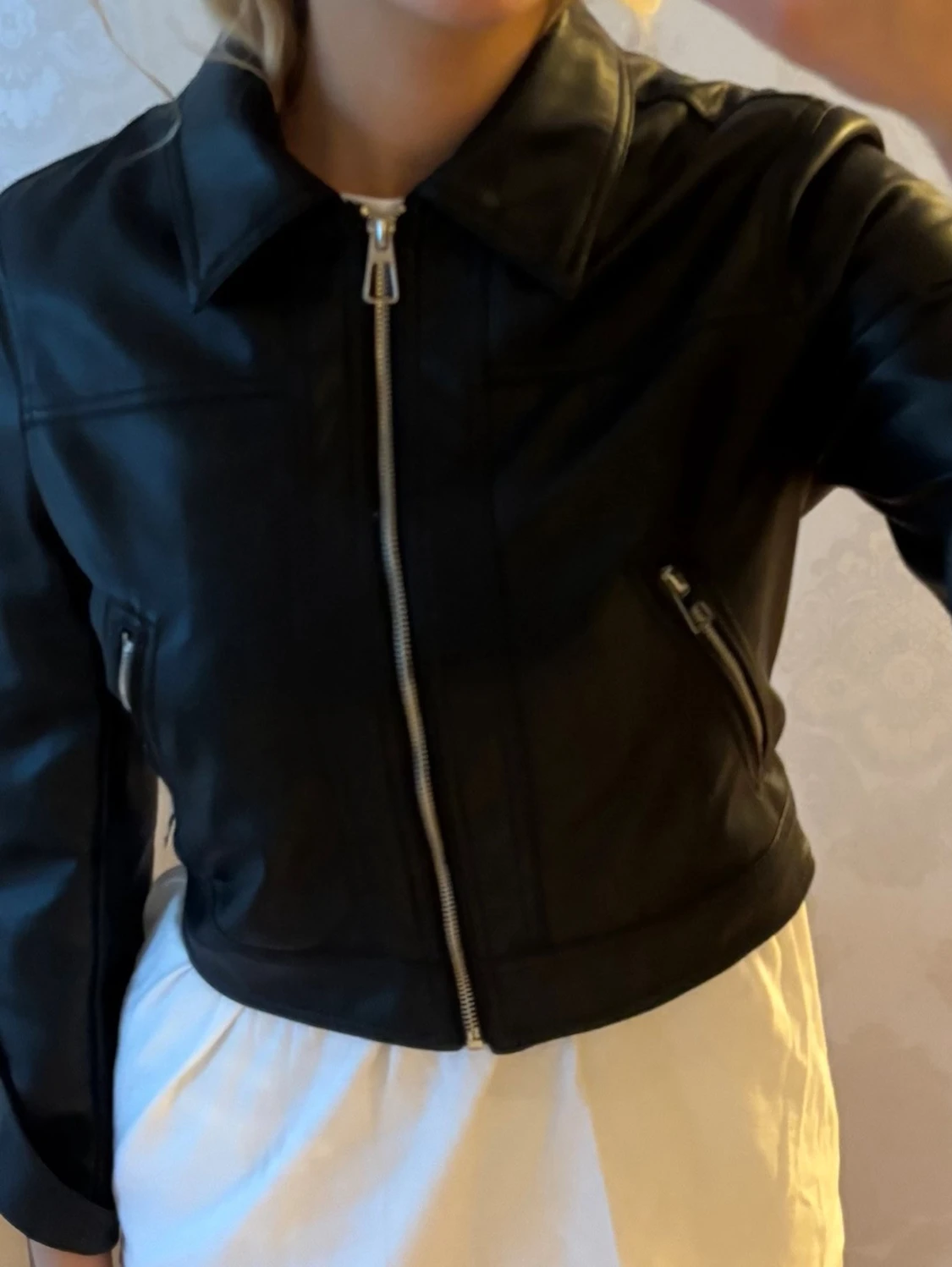 Svart croppad skinnjacka