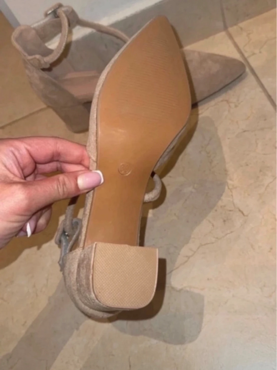 Beige mocka pumps med remmar - 2