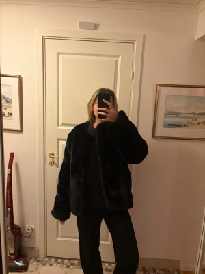 Svart pälsjacka från NA-KD - Säljer en svart pälsjacka från NA-KD i storlek 34💕 