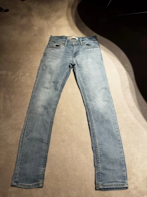 Levi jeans  - Ett par riktigt härliga Levi Jeans med passform size tolv A nästan helt nya. Skulle kanske passa en tolvåring lite skinny men inte för mycket