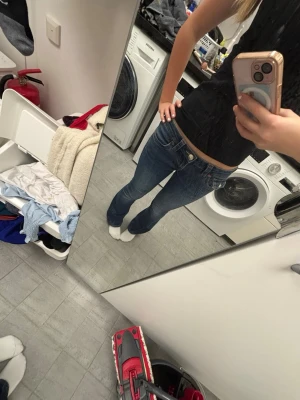 True religion mörkblåa - Säljer ett par klassiska blå Trues jeans med bootcut passform och låg midja. Jeansen har fem fickor, snygga sömmar och är tillverkade i slitstark denim. Perfekta för dig som gillar en tidlös och avslappnad stil. Storlek 24/30 och som ni ser på bild 4 så har de två slitningar i sig på kanten, men inget man tänker på så mycket. Skriv för frågor eller pris❤️