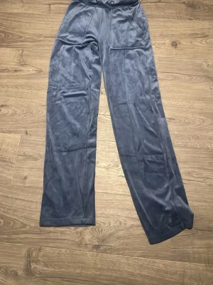 Blå mjukisbyxor från 157 i fleece - Mysiga blå mjukisbyxor från 157 i supermjuk fleece. Byxorna har breda ben och resår i midjan för extra komfort. Perfekta för chill dagar hemma eller när du vill vara extra bekväm. Klassisk look med enkel design.