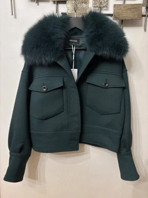 Meotine Jacka - Jättefin jacka från Meotine, aldrig använd med prislapp kvar. Storlek XS/S, nypris 3500kr. Pris går att diskutera vid snabb affär. Kan mötas upp, med tanke på dyr vara (dock nära där jag bor). Överenskommelse sker innan köp! Säljer för 2800kr! Inte annonspriset