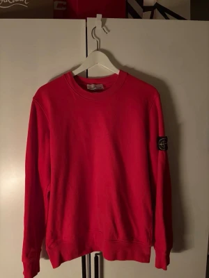 Stone Island crewneck - Tjena! Säljer nu denna riktigt snygga Stone Island crewneck i utmärkt skick! Tröjan är endast använd ett fåtal gånger! Hör av er vid frågor och funderingar🙌