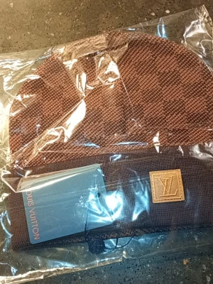 Brun rutig  mössa helt ny fin kvalite  - Snygg brun  mössa  med rutigt mönster. Tröjan har bred ribbad mudd nedtill som ger en schysst passform. Perfekt för dig som gillar klassiska mönster med en modern twist. Helt ny 