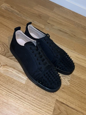 Christian Louboutin skor - Svarta fräscha med fin röd sula perfekt för dig som har stil, priset kan förhandlas 