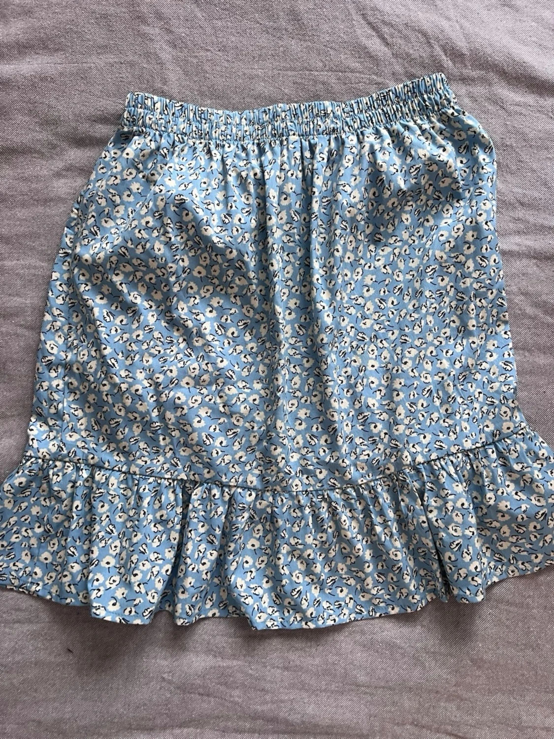 Blommig blå omlottkjol med volang - 1