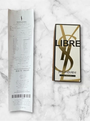 Libre le parfum - YSL Libre Le Parfum 90 ml – Oöppnad, Ny i Förpackning  Säljer en helt ny och oöppnad Yves Saint Laurent Libre Le Parfum. Originalförpackning med plast kvar runt kartongen. Kvitto finns.  En elegant och intensiv damdoft med varma, sensuella toner – perfekt för både vardag och kväll.  Detaljer: 	•	Volym: 90 ml 	•	Skick: Ny, oöppnad 	•	Förpackning: Original, plastförseglad 	•	Kvitto: Ja  Perfekt som present eller till dig själv. Hör av dig vid intresse!