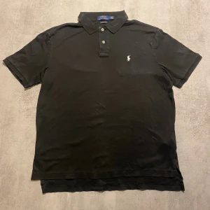 Svart Polo Ralph Lauren piké  - Jag Säljer en fet pike från Polo Ralph Lauren| skicket på tröjan är bra 8/10 | storlek L | ny pris 2000: mitt pris är 349 | skriv vid frågor och funderingar       