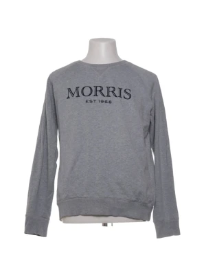 Grå collegetröja Morris - Grå sweatshirt från Morris med svart tryck 'MORRIS EST 1968' på bröstet. Klassisk rund halsringning och ribbade muddar vid ärmslut och nederkant. Perfekt för en avslappnad och stilren look.