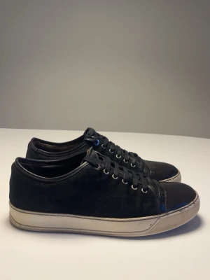 Svarta Lanvins - Svarta Lanvins, lite solblekning på glansen och mockan, men fortfarande ett riktigt par schyssta skor för ett bra pris, har även nylackat dom och bytt skosnören på dom precis.