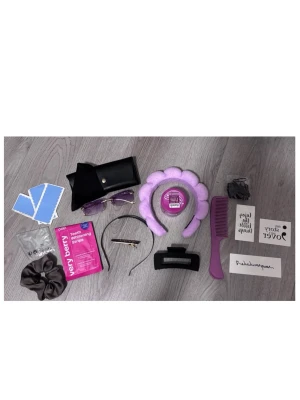 Lila håraccessoar-kit - Kit med solglasögon, 4 tandblekningar, tatueringar, snoddar, hårvax, kam, klämma, hårspänne, 2 diadem, tejp till löshår