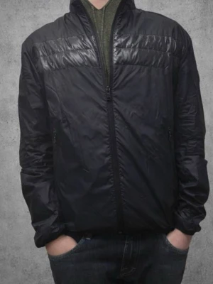  vindjacka/ cardigan  från Colmar - Snygg mörkblå vindjacka/cardigan från Colmar med diskret glansiga partier upptill och dragkedja framtill. Jackan har lång ärm och en klassisk passform, perfekt för blåsiga dagar. Colmar-logga på ärmen ger en sportig touch.