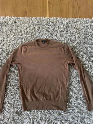 Tröja från Uniqlo  - Säljer en brun stickad slim fit tröja från Uniqlo i storlek XS | Inte jätte använd | Passar dig som är 165-172 |🙌🙌🙌