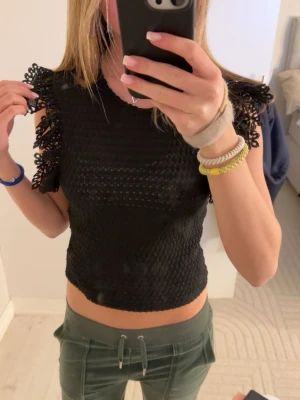 Svart blus från Zara! - Säljer min svarta festliga bus från Zara! Blusen är i storlek M men sitter bra på någon som har xs och S!