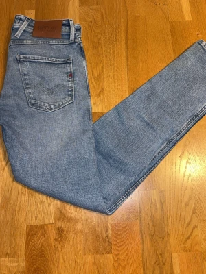 Replay jeans - Feta replay jeans i riktiga bra skick. Storlek W28. Hör av dig vi funderingar 