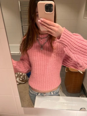 Rosa chunky stickad tröja - En söt rosa stickad tröja med grov struktur och ribbade muddar vid ärmslut och nederkant. Lite Oversized men passar folk i alla storlekar, Själv är jag XS men passar min mamma utmärkt som är M-L 💕