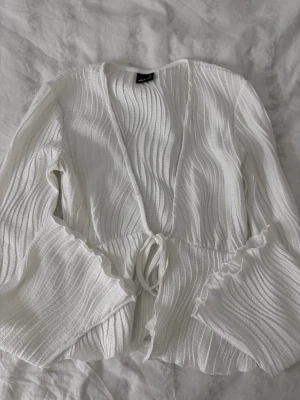 Vit blus från GinaTricot - En vit blus från GinaTricot med utsvängda armar. Mycket fint skick!