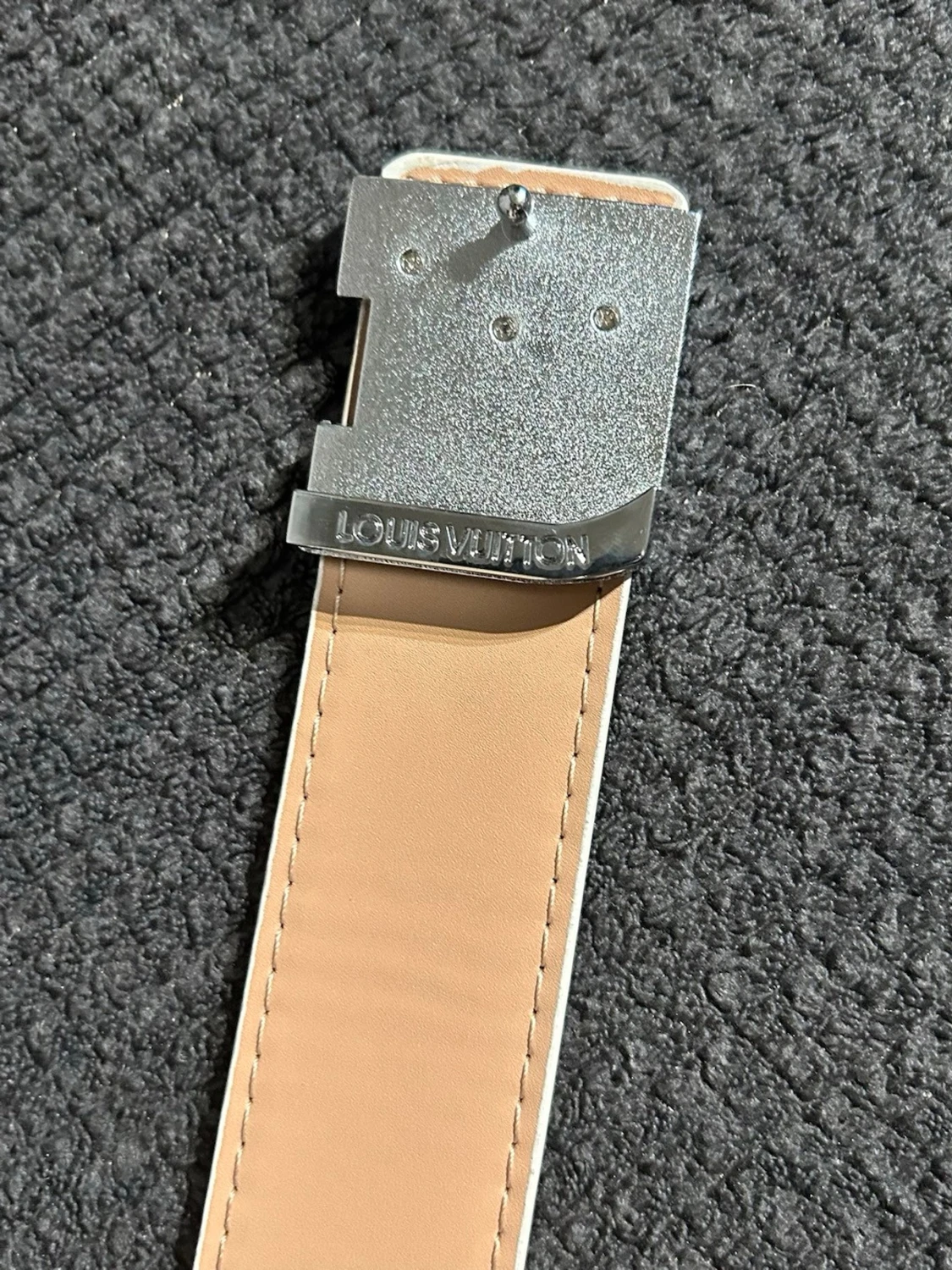 Vitt bälte med guldlogga - 1