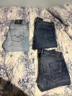 Två replay o ett par diesel jeans  - Säljer två par Replay jeans och ett par Diesel i olika blå nyanser. Ett par är ljusblå, ett par mellanblå och ett par mörkblå. Klassisk femficksmodell med raka ben och snygga detaljer på bakfickorna. Perfekta för dig som gillar stilrena och bekväma jeans.