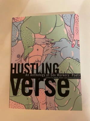 Hustling Verse: Sex Workers' Poetry - En antologi med poesi av sexarbetare, redigerad av Amber Dawn och Justin Ducharme. Omslaget har en färgstark, abstrakt illustration i pastellfärger som grönt, rosa och blått. Boken är mjukpärm och tryckt på papper. Perfekt för dig som gillar starka berättelser och poesi.