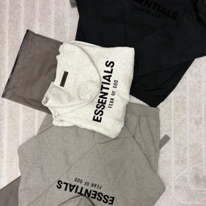 Äkta Essentials Fear of God hoodies - Väldigt eftertraktade tröjor, allting ingår och de är helt nya.   Tillgängliga storlekar Svart - XS - S - M - L Grå - XS - S - M - L Vit - S - M - L 