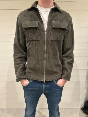 Ciszere overshirt - Säljer en riktigt schysst Ciszere overshirt/skjorta i storlek M. Riktigt fint skick. Modellen på bilden är 183cm. Finns det frågor och funderingar är det bara att skriva🙌