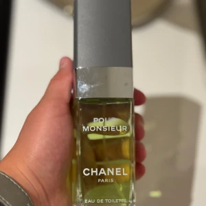 Chanel Pour Monsieur Eau de Toilette - Hej! Jag säljer just nu min oandvända Chanel Pour Monsieur Eay de Toilett. Den är en elegant, frisk-chypre-parfym. Denna 100 Ml flaskan kostar 1500 kr nypris. Och är en av de bästa enligt mig. Vid frågor och funderingar är det bara att skriva
