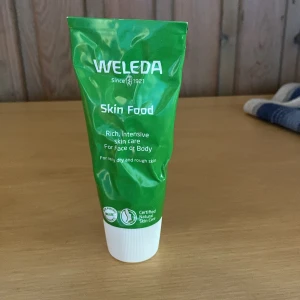 Weleda Skin Food ansiktskräm - Weleda Skin Food är en intensivt återfuktande ansiktskräm i grön tub med vitt lock. Passar både ansikte och kropp och är perfekt för riktigt torr hud. Krämen är certifierad naturlig hudvård och har en rik, krämig konsistens. Bara provad.