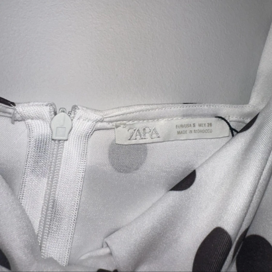 Vit prickig klänning från Zara - 3