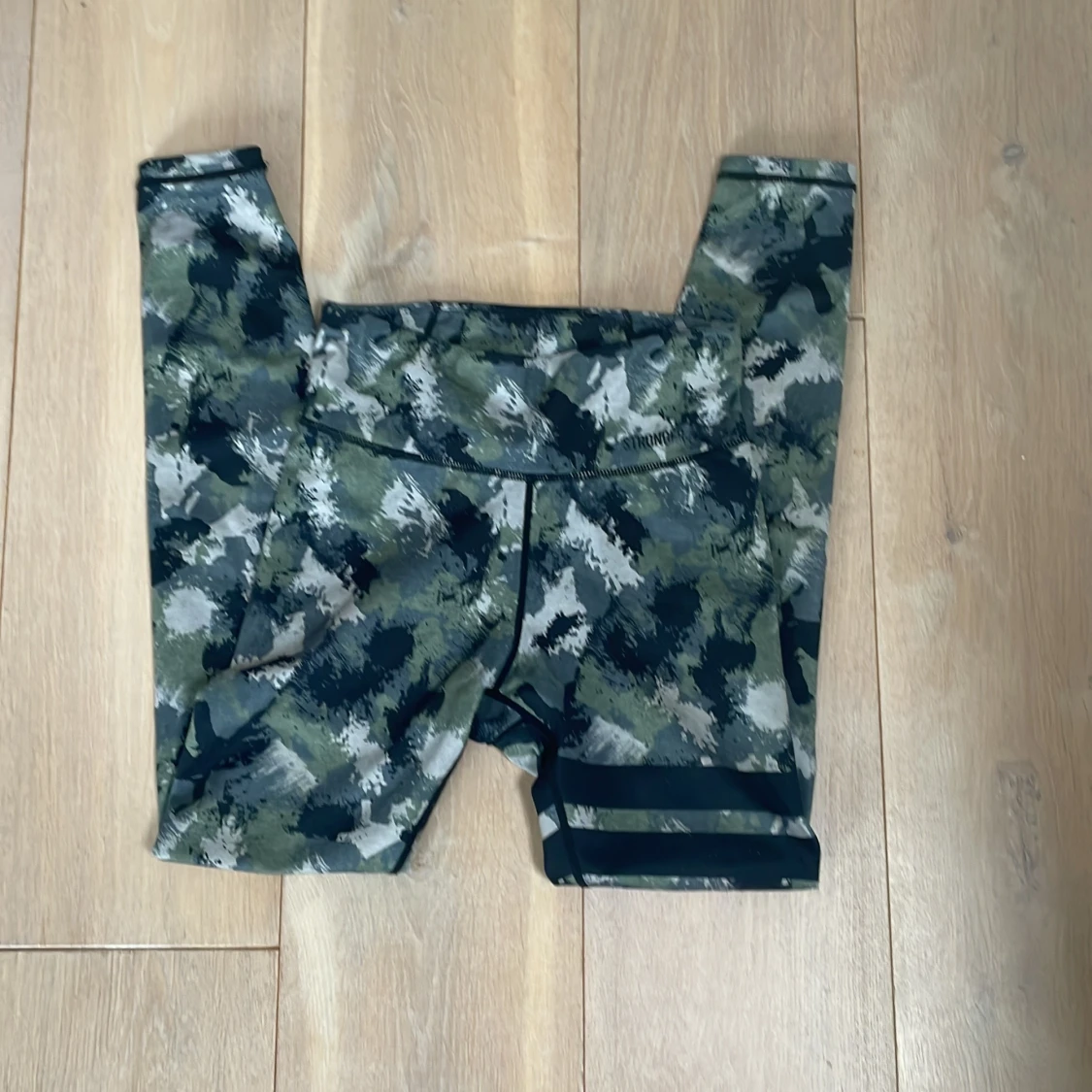 Camo leggings från Stronger - 2