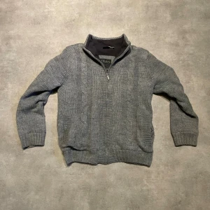 Fodrad cardigan  - Cardigan med foder , storlek M mycket fet. Sitter bra på 180 ish! Vid frågor kontakta 