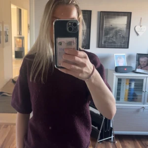 Stickad tröja - Superfin vinröd stickad tröja med korta armar från gina trico. Storlek 170