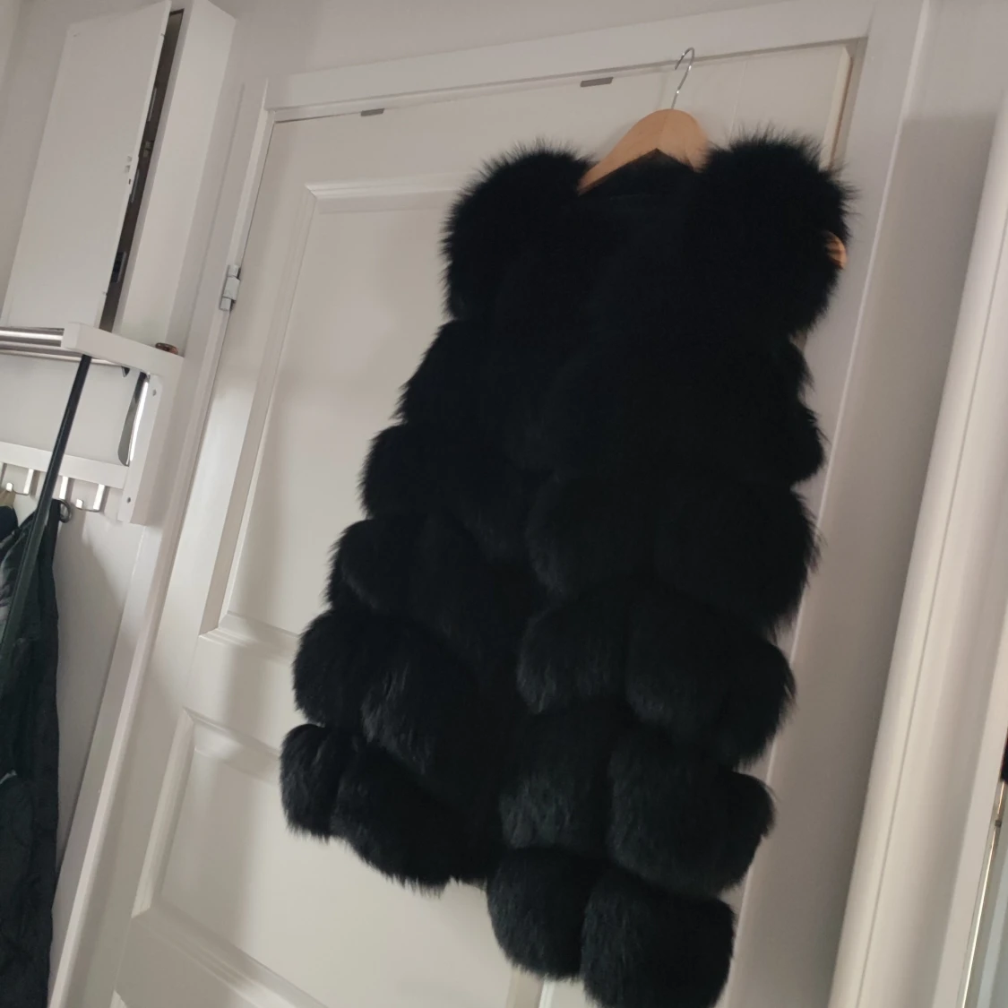 Svart fluffig pälsväst - 4