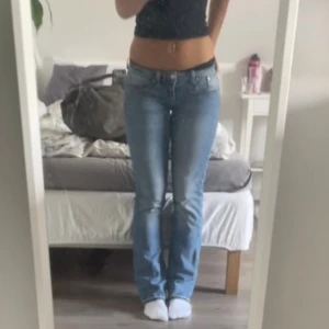 LTB jeans  - Ljusblåa ltb jeans som tyvärr blivit försmå, dem är as snygga och i jättefint skick❤️ dem är uppsprätta där nere