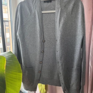 Kofta Kashmir  - Snygg kofta i Kashmir och bomull. Perfekt till hösten. Mycket bra skick